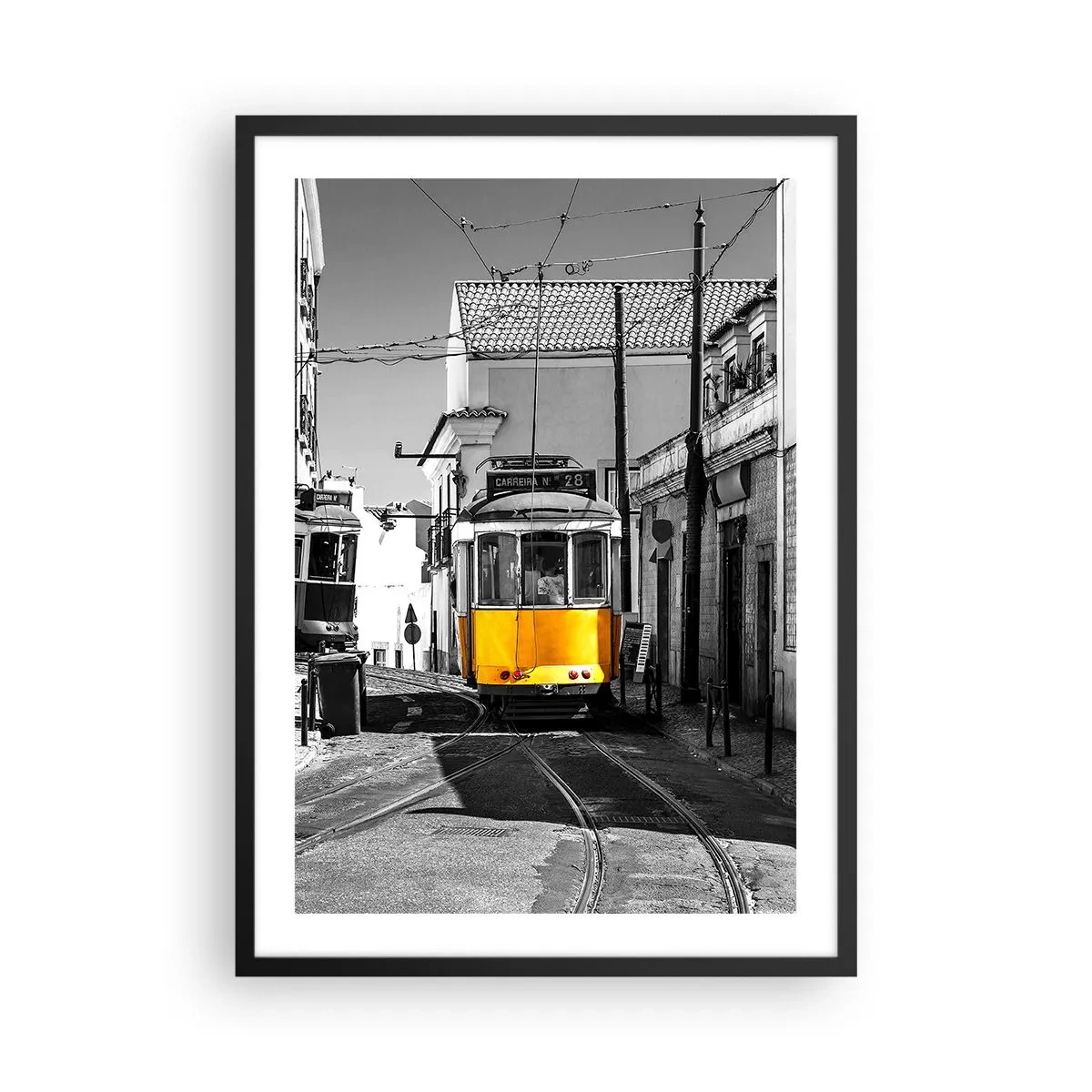 Poster în ramă neagră - Un tramvai galben pe străzile orașului într-un cadru alb-negru - 50x70cm - Spiritul Lisabonei - Decorațiune modernă pentru perete pentru living și dormitor ARTTOR