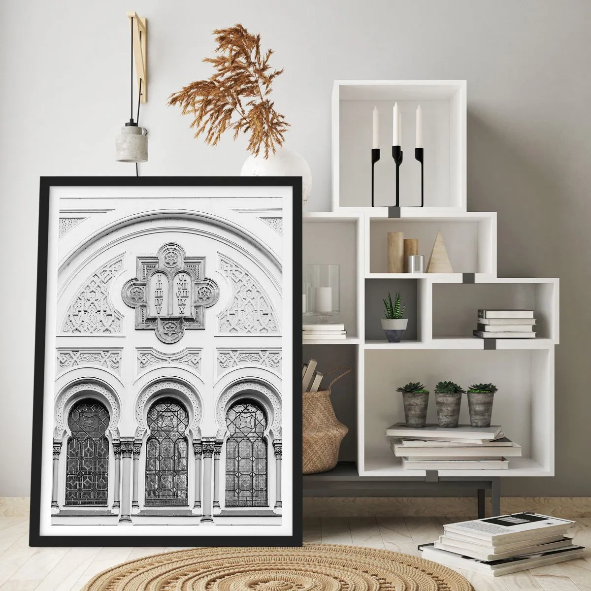 Poster în ramă neagră - Detaliu arhitectural în stil neogotic, alb-negru - 50x70cm - La granița dintre culturi - Decorațiune modernă pentru perete pentru living și dormitor ARTTOR