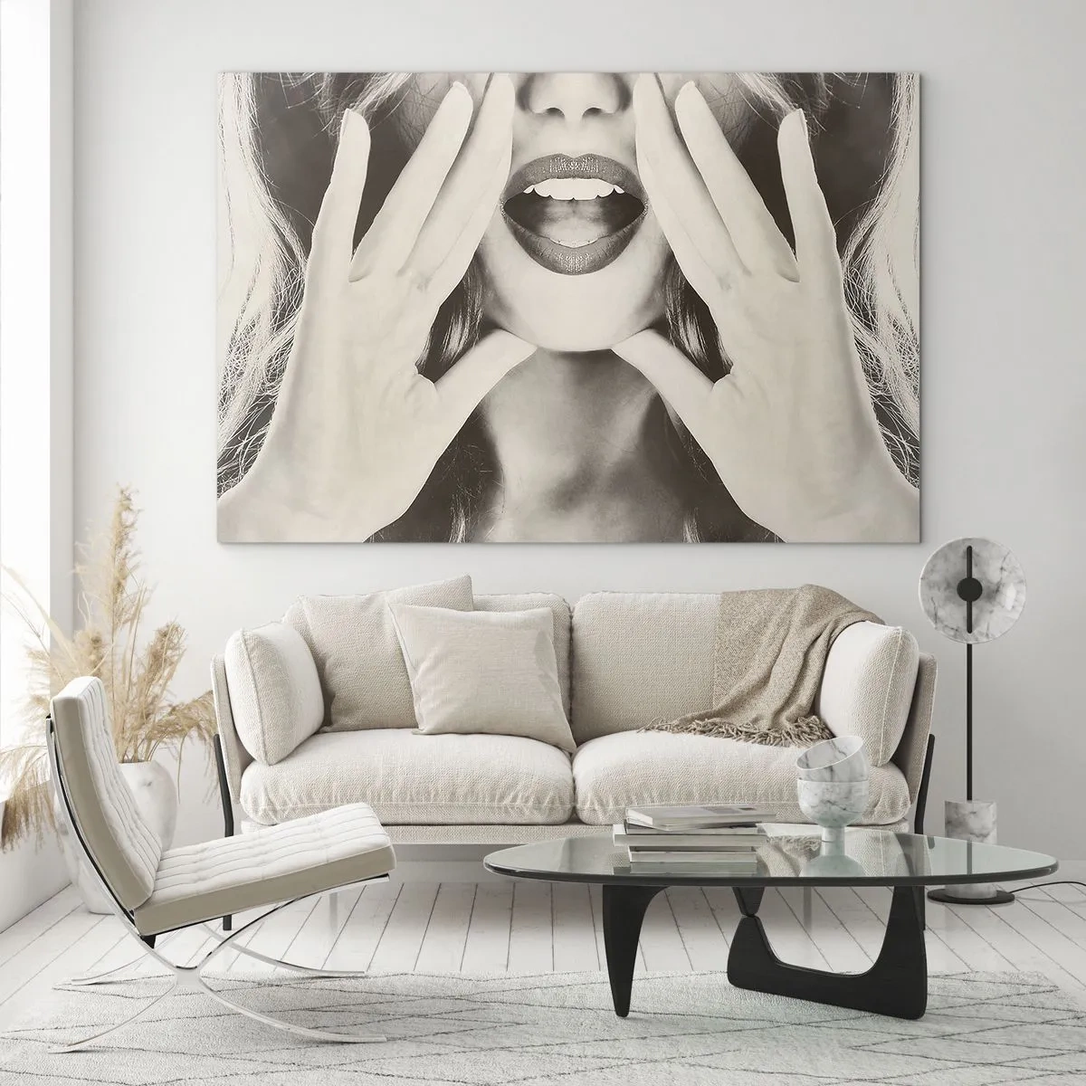 Tablou pe sticlă - O femeie cu ruj pe buze și mâinile la față - 70x50cm - Vin imediat! - Decorațiune modernă pentru perete pentru living și dormitor ARTTOR