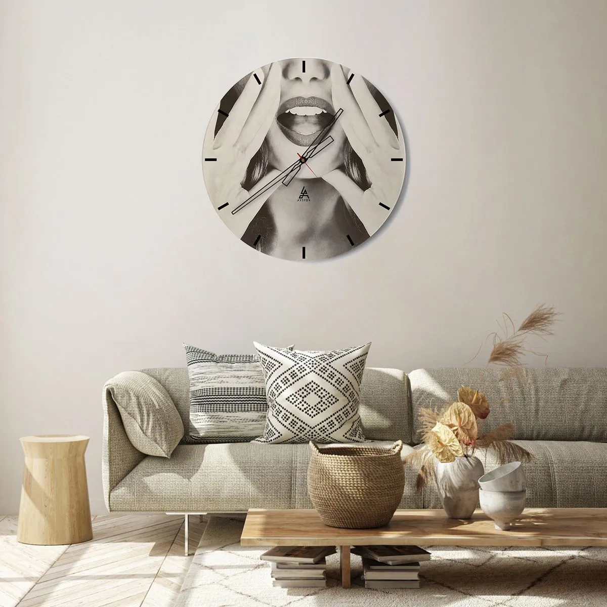 Ceas de perete - Ceas pe sticlă - Fotografie sepia artistică a gurii și mâinilor unei femei - 30x30cm - Vin imediat! - Decorațiune modernă pentru perete pentru living, bucătărie și dormitor ARTTOR