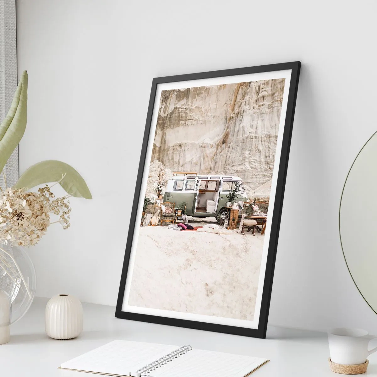 Poster în ramă neagră - Camping cu furgonetă retro într-un decor deșertic cu accente rustice - 50x70cm - Să înceapă călătoria - Decorațiune modernă pentru perete pentru living și dormitor ARTTOR