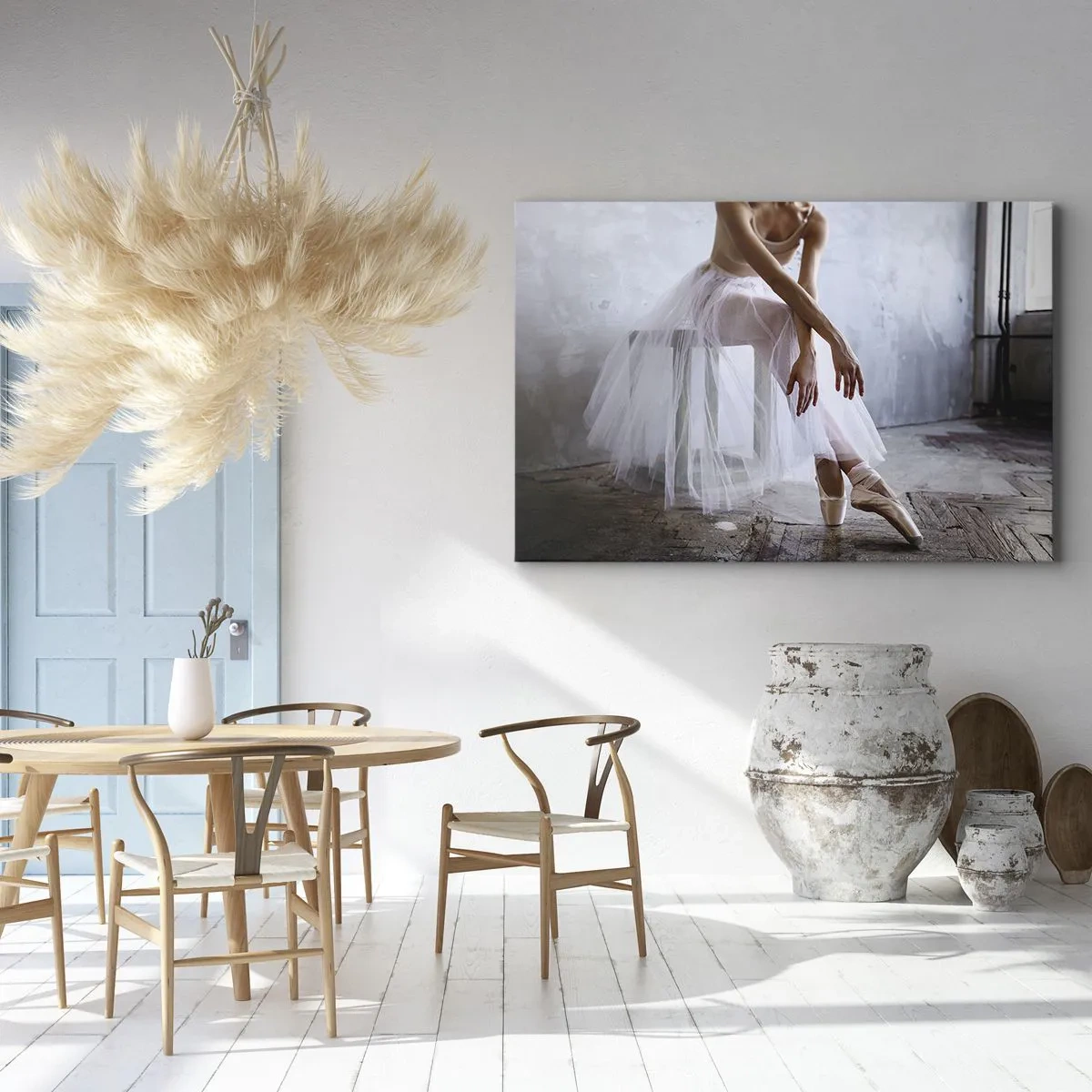 Tablou pe pânză Canvas - O balerină într-o poză delicată pe un fundal industrial - 70x50cm - Înainte ca luminile rampei să strălucească - Decorațiune modernă pentru perete pentru living și dormitor ARTTOR