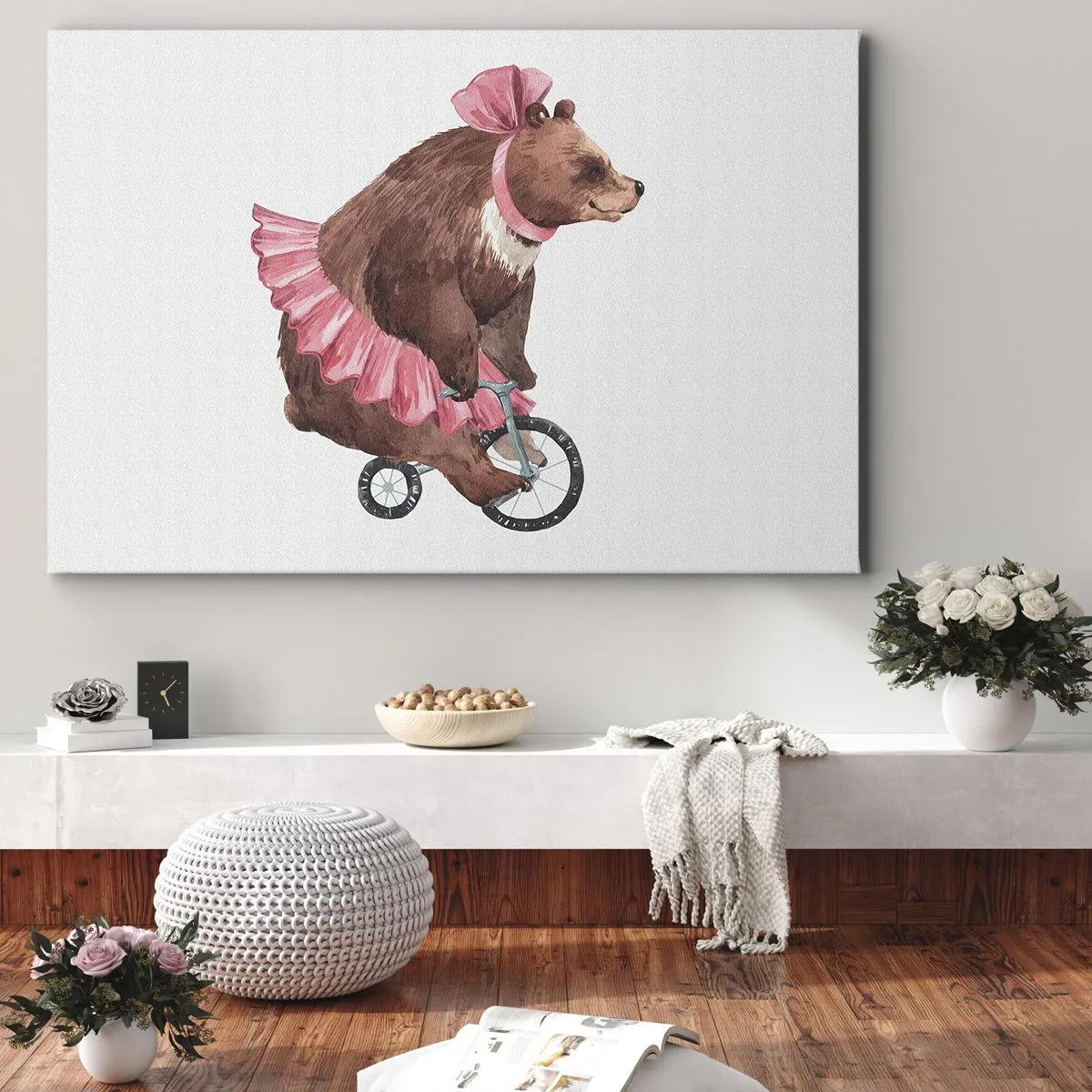 Tablou pe pânză Canvas - Un ursuleț de pluș într-o fustă roz pe o bicicletă în stil retro - 70x50cm - Ce circ! - Decorațiune modernă pentru perete pentru living și dormitor ARTTOR