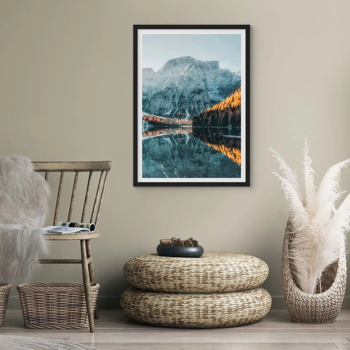 Poster în ramă neagră - Peisaj montan reflectat în lac la apus - 50x70cm - Peisaj în oglindă - Decorațiune modernă pentru perete pentru living și dormitor ARTTOR