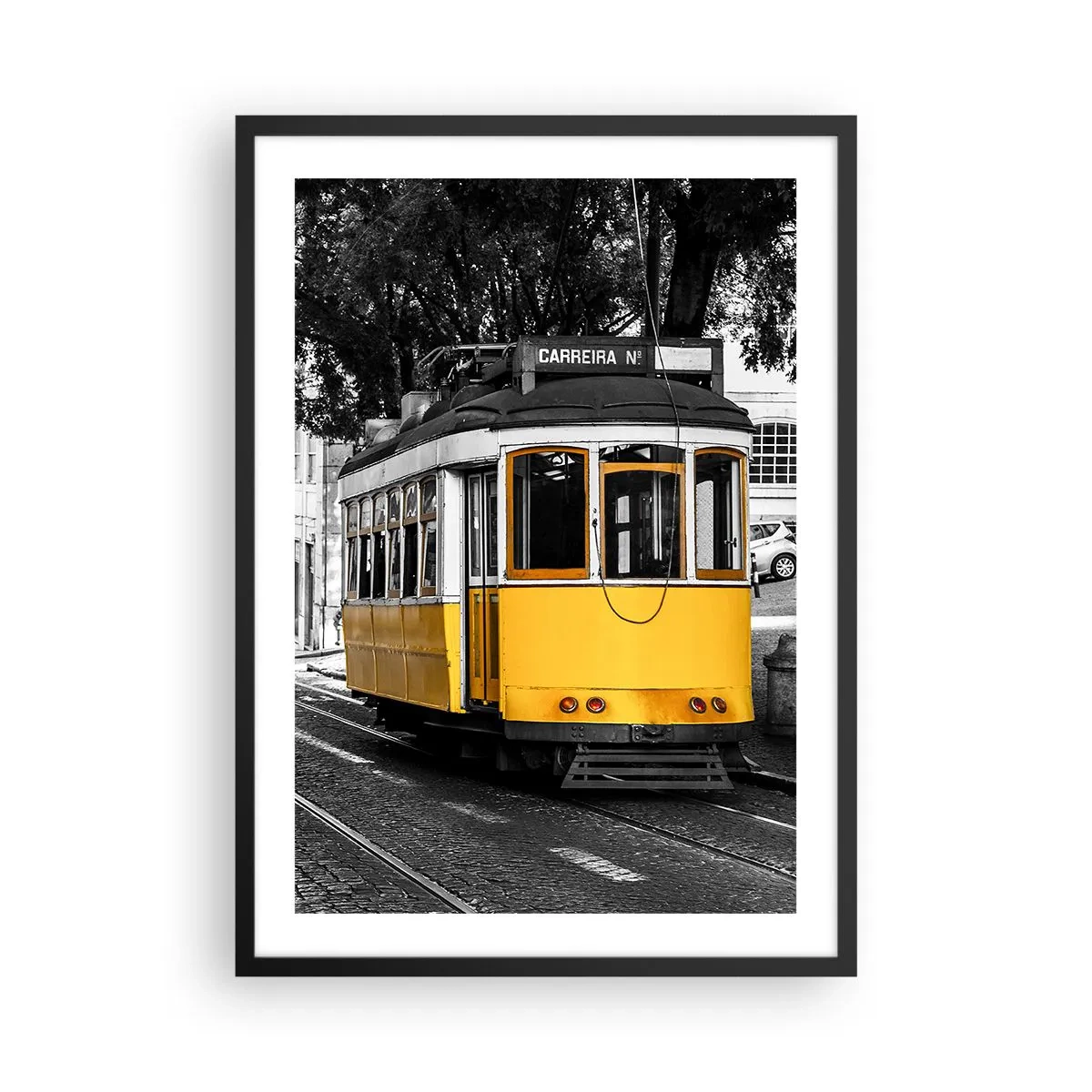 Poster în ramă neagră - Un tramvai galben pe un fundal urban alb-negru - 50x70cm - Sună fado în fundal - Decorațiune modernă pentru perete pentru living și dormitor ARTTOR