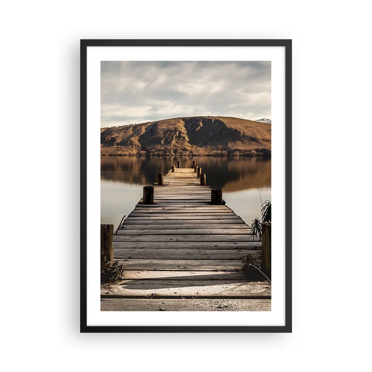 Poster în ramă neagră - Un debarcader din lemn duce la un lac liniștit cu un fundal montan - 50x70cm - Peisaj în tăcere - Decorațiune modernă pentru perete pentru living și dormitor ARTTOR