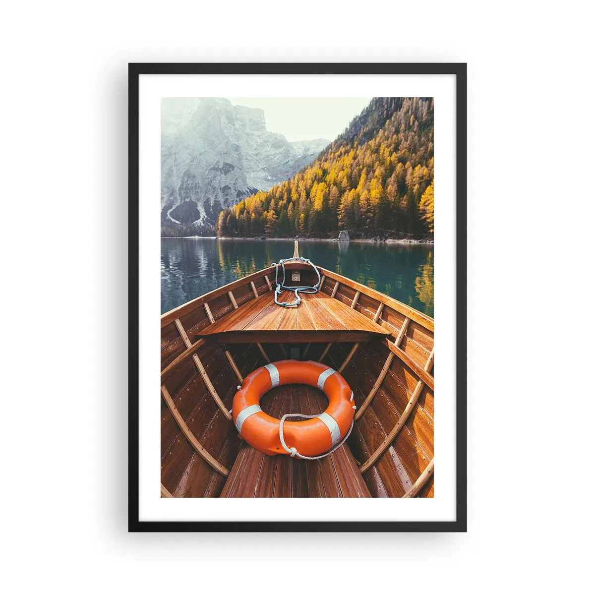 Poster în ramă neagră - O barcă de lemn pe un lac înconjurat de munți - 50x70cm - Excursie pe munte - Decorațiune modernă pentru perete pentru living și dormitor ARTTOR
